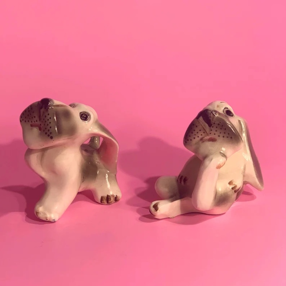Salt And Pepper Shakers, Vintage, Dogs Scratching,Made in Japan